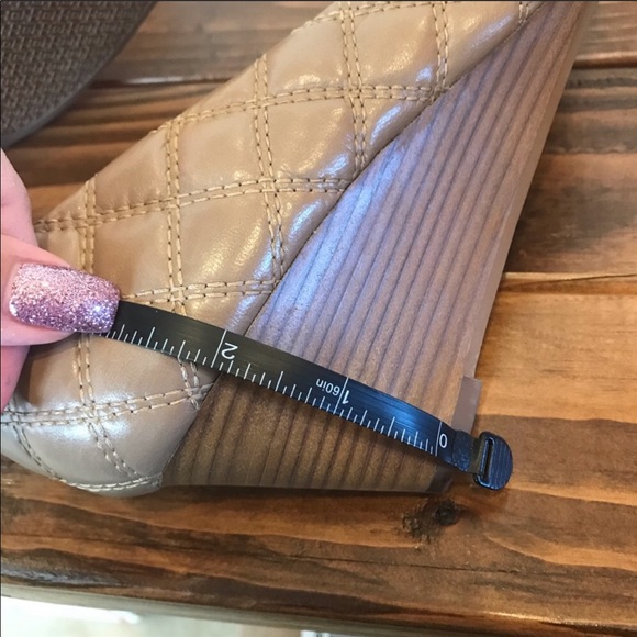 Tory Burch Claremont Quilted wedge Beige 9 - Picture 4 of 8